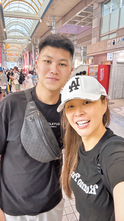 李燕(右)非常疼愛外甥,數月前還帶他一起去韓國玩。(李燕提供) image