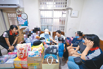 花蓮市42歲蘇姓男子主動脈剝離遭醫院宣告腦死,妻子和9名女兒生活陷入困境,花蓮縣長徐榛蔚(右四)6日慰問蘇家,責成縣府社會處啟動專責服務窗口,全力協助蘇家人度過難關。(花蓮縣政府提供/羅亦晽花蓮傳真) image