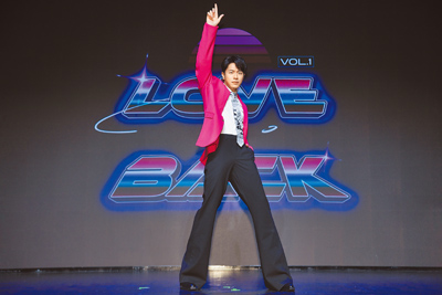 韋禮安推出全新EP《Love Wei Back Vol.1》,以一身桃色西裝亮相記者會。(索尼音樂提供) image