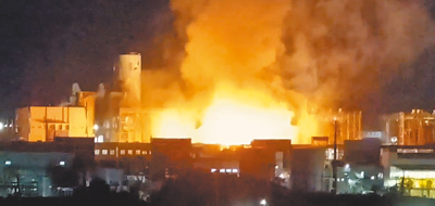 高雄市永安區興達火力發電廠9日晚間傳出爆炸意外,附近民眾拍下爆炸畫面,並指出現場聽見爆炸巨響。(民眾提供/紀爰高雄傳真) image