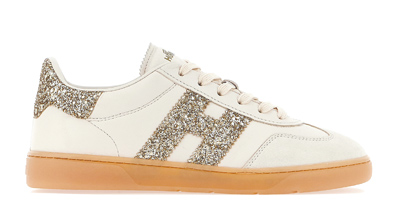 HOGAN Cool燕麥白皮革與金色星砂logo女士休閒鞋,1萬7000元。(HOGAN提供) HOGAN Cool燕麥白皮革與金色星砂logo女士休閒鞋,1萬7000元。(HOGAN提供)