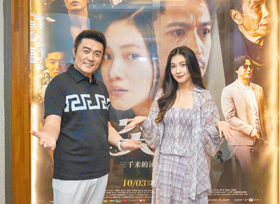 李㼈(左)與女兒李紫嫣共同演出電影《突破:三千米的泳氣》。(星光瑞瑞提供) 李㼈(左)與女兒李紫嫣共同演出電影《突破:三千米的泳氣》。(星光瑞瑞提供)