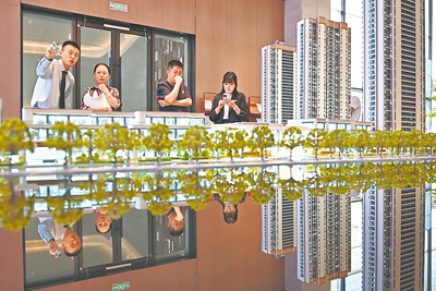 大陸國家統計局15日公布8月70個大中城市商品住宅銷售價格變動情況,顯示各城市商品住宅銷售價格與去年同期相比持續下降,但降幅總體收窄。(中新社) image