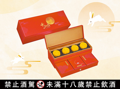 新東陽迎接中秋推限定「千江月禮盒」系列(見圖),使用CHOYA梅酒製成帶有淡雅甘甜酒香的桃山月餅及肉乾,即日起於新東陽食品館門市、百貨專櫃及行動購限量開賣。(新東陽提供)(禁止酒駕 飲酒過量 有害健康) image