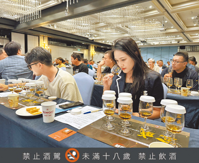 旺旺中時集團主辦的年度台灣酒壇盛事「2025金威獎」圓滿落幕,活動重頭戲素人品酒盲測首場高雄場日前於高雄福華大飯店舉辦,單場吸引百位素人到場品飲各式威士忌。(資料照片) image