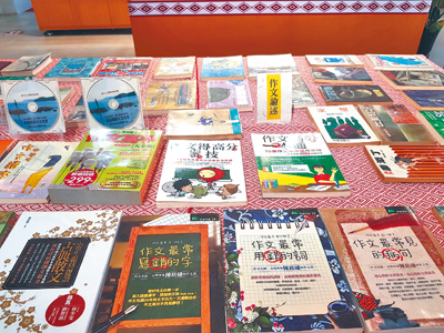 陳銘磻的著作包括文學旅人系列、作文教學系列、軍中系列等等,成績斐然。(陳銘磻提供) 陳銘磻的著作包括文學旅人系列、作文教學系列、軍中系列等等,成績斐然。(陳銘磻提供)