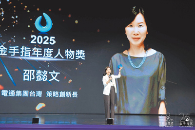 台灣電通策略創新長邵懿文榮獲金手指獎年度人物獎,樂喊終於能在家擺放美麗的獎座。(時報獎執委會提供) image