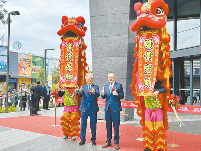 新光三越董事長吳東昇(左)與副董事長吳昕陽9月26日出席台南小北門店開幕,也是新光三越暌違12年再度插旗台南。(吳奕萱攝) 新光三越董事長吳東昇(左)與副董事長吳昕陽9月26日出席台南小北門店開幕,也是新光三越暌違12年再度插旗台南。(吳奕萱攝)
