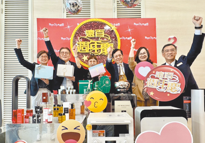 遠百總經理徐雪芳(左三)看好普發現金效益,今年全台13店周年慶力拚業績成長3%。(遠百提供) image