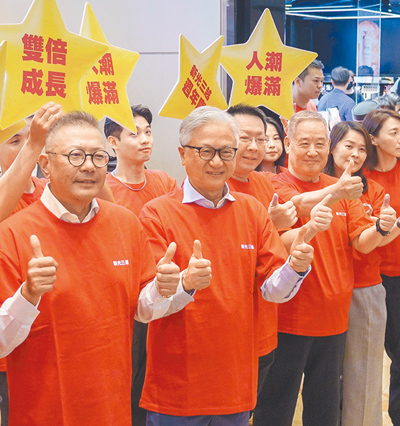 新光三越董事長吳東昇(左2)與副董事長吳昕陽(左1)現身台北南西店加油打氣。(吳松翰攝) 新光三越董事長吳東昇(左2)與副董事長吳昕陽(左1)現身台北南西店加油打氣。(吳松翰攝)