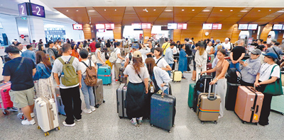 許多民眾趁著中秋假期後緊接國慶連假規畫出國旅遊,據桃園機場公司預估,連假旅運高峰期間為10月3日至13日,入出境旅客數上看151萬人次。圖為桃園機場第一航廈出境大廳,旅客準備辦理報到手續。(范揚光攝) image