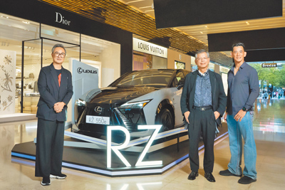 LEXUS旗下全新豪華純電休旅RZ 550e F SPORT即日起於微風信義搶先亮相。康泰納仕台灣董事總經理劉震紳(左起)、LEXUS營業本部本部長賴光雄、LEXUS營業本部協理黃怡然。(和泰汽車提供) image