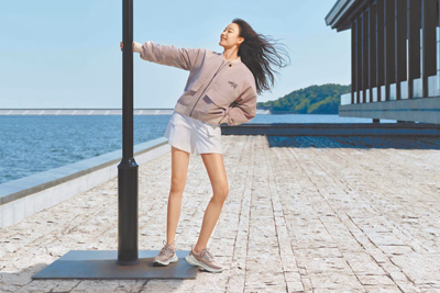 ECCO邀請大陸女星倪妮演繹戶外穿搭,單品包括ECCO×White Mountaineering鋪棉飛行外套灰粉色1萬4800元、女款ECCO BIOM 2.2灰粉色7980元。(ECCO提供) image