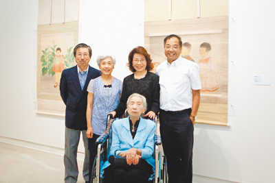 林阿琴98歲時特地從美國返台參加北美館「台灣現當代女性藝術五部曲」展覽,與子女合影。(北美館提供) image