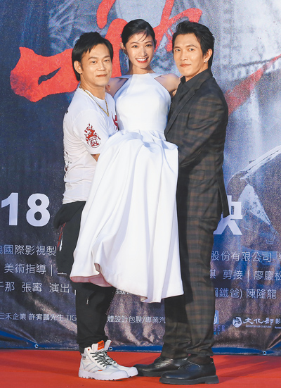 顏正國(左起)是李千娜跟黃尚禾的媒人。(資料照片) 顏正國(左起)是李千娜跟黃尚禾的媒人。(資料照片)