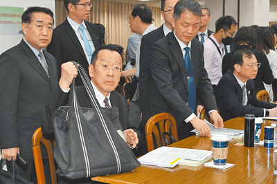 國防部長顧立雄(左前)9日表示,外界質疑國防部編列7.8億元採購戰備飲用水及高價長官座椅,強調國防支出均以強化戰力與防衛韌性為前提,絕無浪費公帑之虞。(鄧博仁攝) image
