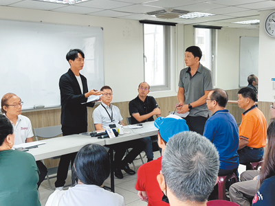 台北市大湖公園、玉泉公園游泳池無預警停業,台北市議員陳宥丞(後左二)9日陪同里長與陳情民眾出面,呼籲北市啟動專案處理機制,保障市民與勞工權益。(台北市議員陳宥丞研究室提供/丁上程台北傳真) image