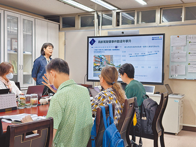 台北市交通局借鏡日本經驗,推出專為長輩設計的「高齡汽車駕駛安駕課程」,自17日起開班,完成訓練者可獲補助訓練費3000元。(丁上程攝) image