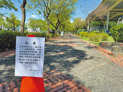宜蘭縣羅東運動公園風雨球場啟用1年多來,成為民眾運動新熱點,但周邊機車停車位不足,不少人乾脆停在人行道上影響通行與景觀,引發居民抱怨四起。(吳佩蓉攝) image