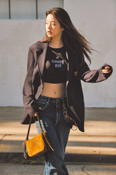 張員瑛搶先穿上Tommy Girl限量系列,這組西裝外套與牛仔褲造型散發率性酷感,也展現她的好身材。(TOMMY HILFIGER提供) image