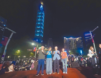 台新新光金控攜手台北101點亮國慶夜空。圖為新光人壽副董事長洪士琪(左起)、台北101董事長賈永婕、台新新光總經理林維俊、台北101總經理朱麗文。(台新新光提供) image