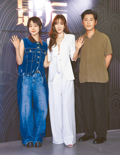 以《影后》入圍金鐘獎的林廷憶(左起)、曾莞婷、黃迪揚14日一起受訪。(陳俊吉攝) 以《影后》入圍金鐘獎的林廷憶(左起)、曾莞婷、黃迪揚14日一起受訪。(陳俊吉攝)