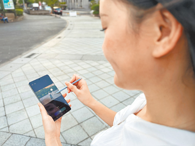 伊林模特兒林玟萱對三星Galaxy S25 Ultra能以S Pen精準清除物件印象深刻。(古明弘攝) 伊林模特兒林玟萱對三星Galaxy S25 Ultra能以S Pen精準清除物件印象深刻。(古明弘攝)