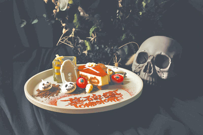 「墓碑鎮提拉米蘇」以義大利乳酪浸泡咖啡香甜酒,佐以草莓製成的爆血絲眼珠,加上百香果果泥慕斯。(六福旅遊集團提供) 「墓碑鎮提拉米蘇」以義大利乳酪浸泡咖啡香甜酒,佐以草莓製成的爆血絲眼珠,加上百香果果泥慕斯。(六福旅遊集團提供)