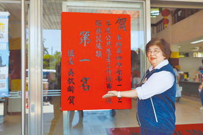 宜蘭縣羅東鎮公所去年提報「民生商場」參加內政部公共造產服務設施類工作競賽,榮獲第1,鎮長吳秋齡17日出席頒獎典禮。(羅東鎮公所提供/李忠一宜蘭傳真) image