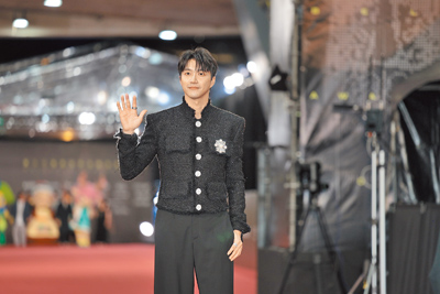 江宏傑甩開婚變陰影成功轉型,身穿Balmain斜紋軟呢男裝搭配FRED Force 10系列珠寶再創人生新高峰。 江宏傑甩開婚變陰影成功轉型,身穿Balmain斜紋軟呢男裝搭配FRED Force 10系列珠寶再創人生新高峰。