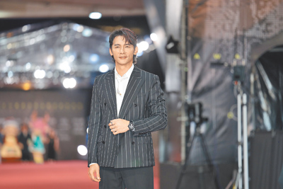 温昇豪十足的謙謙君子,穿條紋西裝搭寶格麗B. Zero 1系列珠寶和OCTO ROMA NATURALIA ONYX陀飛輪腕表,充滿優雅貴公子的氣質。 温昇豪十足的謙謙君子,穿條紋西裝搭寶格麗B. Zero 1系列珠寶和OCTO ROMA NATURALIA ONYX陀飛輪腕表,充滿優雅貴公子的氣質。