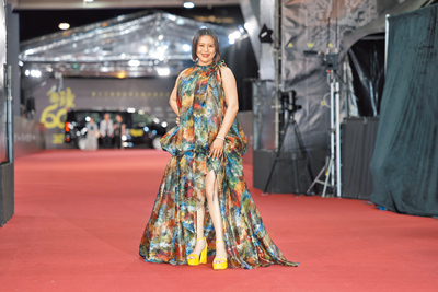 劉品言「孕味十足」,雖足足胖了16公斤,但她既不遮掩、也不低調,穿上繽紛五彩花朵風雪紡大蓬裙禮服和TIFFANY珠寶走紅毯,氣場強大。 劉品言「孕味十足」,雖足足胖了16公斤,但她既不遮掩、也不低調,穿上繽紛五彩花朵風雪紡大蓬裙禮服和TIFFANY珠寶走紅毯,氣場強大。