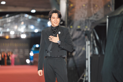 胡宇威以黑色西裝搭海瑞溫斯頓要價逾千萬元的珠寶和腕表,展現沉穩奢華的紳士風範。 胡宇威以黑色西裝搭海瑞溫斯頓要價逾千萬元的珠寶和腕表,展現沉穩奢華的紳士風範。