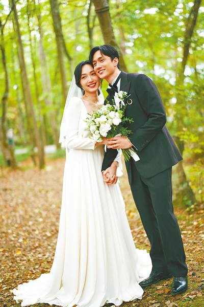 劉俊謙(右)與蔡思韵交往超過5年,14日在日本完成婚禮。(MOM production limited 提供) image
