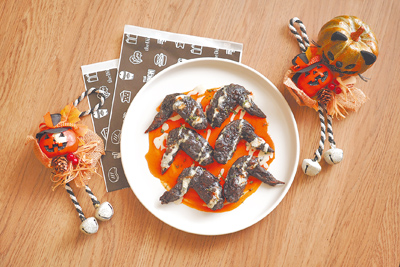 美式早午餐「樂子the Diner」順應萬聖節,即日起至11月2日推期間限定的「魔鬼蝙蝠辣翅」(見圖);10月31日至11月1日,顧客以萬聖節裝扮用餐可獲指定飲品。(瓦城泰統集團提供) image