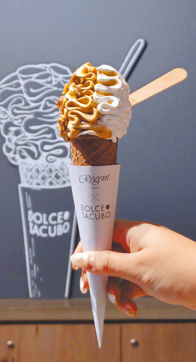 被讚譽為「東京第一霜淇淋」的花漾霜淇淋每支要價280元,推出時便在日本社群媒體造成轟動。(陳韻萍攝) 被讚譽為「東京第一霜淇淋」的花漾霜淇淋每支要價280元,推出時便在日本社群媒體造成轟動。(陳韻萍攝)