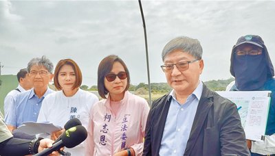 立委柯志恩(右三)指出,高雄美濃區吉洋里一帶有農民陳情,近年種植農作物品質愈來愈糟,認為可能有水汙染,尤其農地距離美濃大峽谷很近,希望相關單位能採樣水質調查清楚。(紀爰攝) 立委柯志恩(右三)指出,高雄美濃區吉洋里一帶有農民陳情,近年種植農作物品質愈來愈糟,認為可能有水汙染,尤其農地距離美濃大峽谷很近,希望相關單位能採樣水質調查清楚。(紀爰攝)