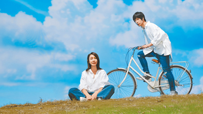 五月天阿信(右)和劉若英合唱新歌〈意外勇敢的臉龐〉。(相信音樂提供) image