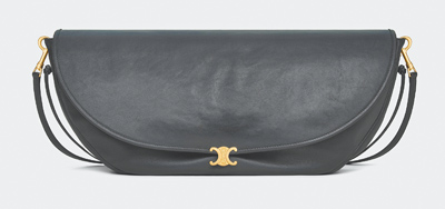 CELINE Soft Triomphe Halfmoon柔軟亮澤羊皮革手袋,售價11萬元,11月上市。(CELINE提供) CELINE Soft Triomphe Halfmoon柔軟亮澤羊皮革手袋,售價11萬元,11月上市。(CELINE提供)