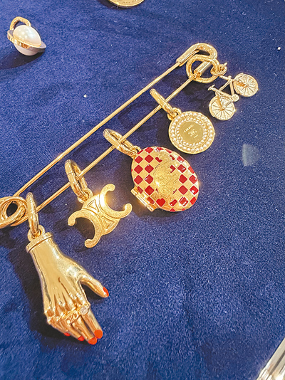 本季也能看到不少以Charm形式呈現在手鍊或胸針上。(黃唯淯攝) 本季也能看到不少以Charm形式呈現在手鍊或胸針上。(黃唯淯攝)