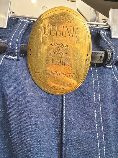 CELINE皮帶頭大而顯眼,並做舊處理,讓人印象深刻。(黃唯淯攝) CELINE皮帶頭大而顯眼,並做舊處理,讓人印象深刻。(黃唯淯攝)