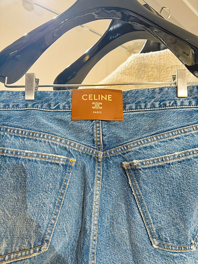 褲標移至中央,打造視覺的平衡感。(黃唯淯攝) 褲標移至中央,打造視覺的平衡感。(黃唯淯攝)