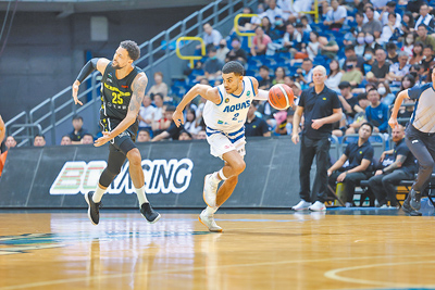 海神詹姆斯(右)甩脫國王奧帝防守,準備一個人持球快攻。(TPBL提供) image