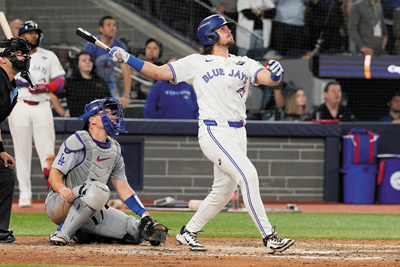 藍鳥巴傑爾(右)揮出世界大賽史上首支「代打滿貫轟」。(美聯社) image