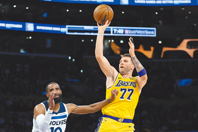 湖人控衛東契奇(右)對灰狼狂砍49分。(美聯社) image