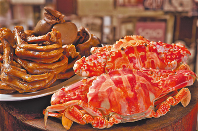 「潮式凍花蟹」是潮品集鎮店招牌之一,以5公斤螃蟹熬煮約6到7小時而成的「蟹滷」煮熟後靜置放涼,使得肉質更為結實。 (神旺潮品集提供) 「潮式凍花蟹」是潮品集鎮店招牌之一,以5公斤螃蟹熬煮約6到7小時而成的「蟹滷」煮熟後靜置放涼,使得肉質更為結實。 (神旺潮品集提供)