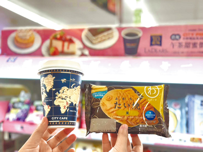 7-11推出每周三買夢甜屋系列甜點,可免費換CITY CAFE中杯美式/拿鐵。(7-11提供) 7-11推出每周三買夢甜屋系列甜點,可免費換CITY CAFE中杯美式/拿鐵。(7-11提供)