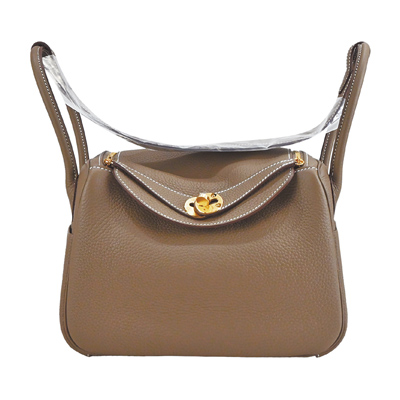 宏匯廣場JS’Maxx HERMES Lindy 26CM TC Z刻牛皮轉扣手提斜背兩用包,推薦價45萬8000元。(宏匯廣場提供) 宏匯廣場JS’Maxx HERMES Lindy 26CM TC Z刻牛皮轉扣手提斜背兩用包,推薦價45萬8000元。(宏匯廣場提供)