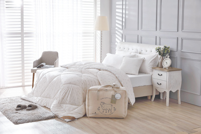 宏匯廣場首推破盤兩折起的搶購商品,MONTAGUT 100% Natural羊毛被原價1萬800元,特價2180元。(宏匯廣場提供) 宏匯廣場首推破盤兩折起的搶購商品,MONTAGUT 100% Natural羊毛被原價1萬800元,特價2180元。(宏匯廣場提供)