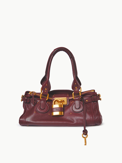 新光三越DIAMOND TOWERS Chloe Paddington石榴紅鎖頭包,8萬9900元。(新光三越提供) 新光三越DIAMOND TOWERS Chloe Paddington石榴紅鎖頭包,8萬9900元。(新光三越提供)